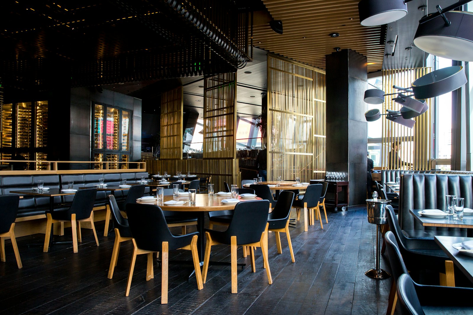 Gezellig restaurantinterieur met warme verlichting